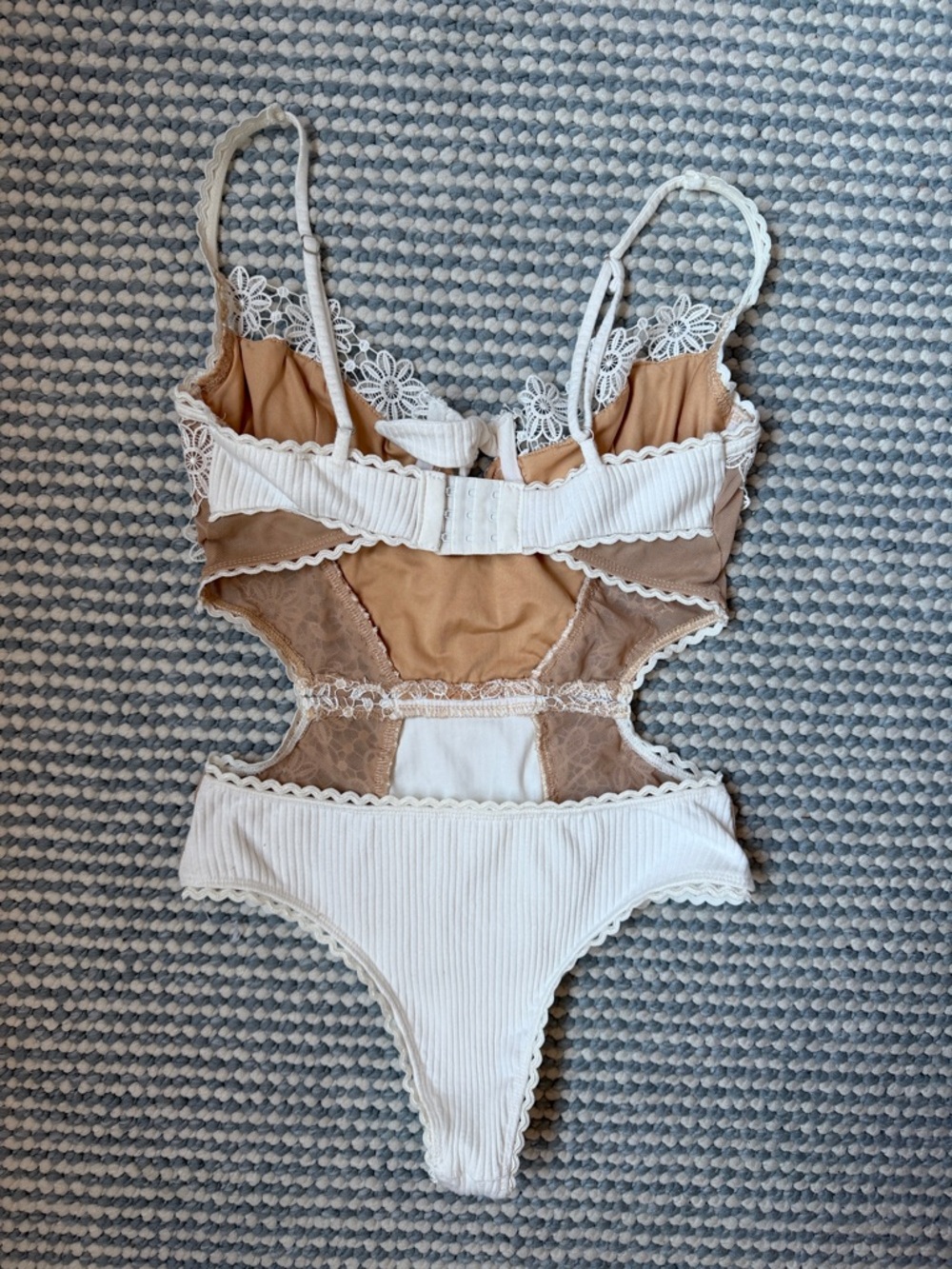 Sky to moon white lace bodysuit - Picture 2 of 3